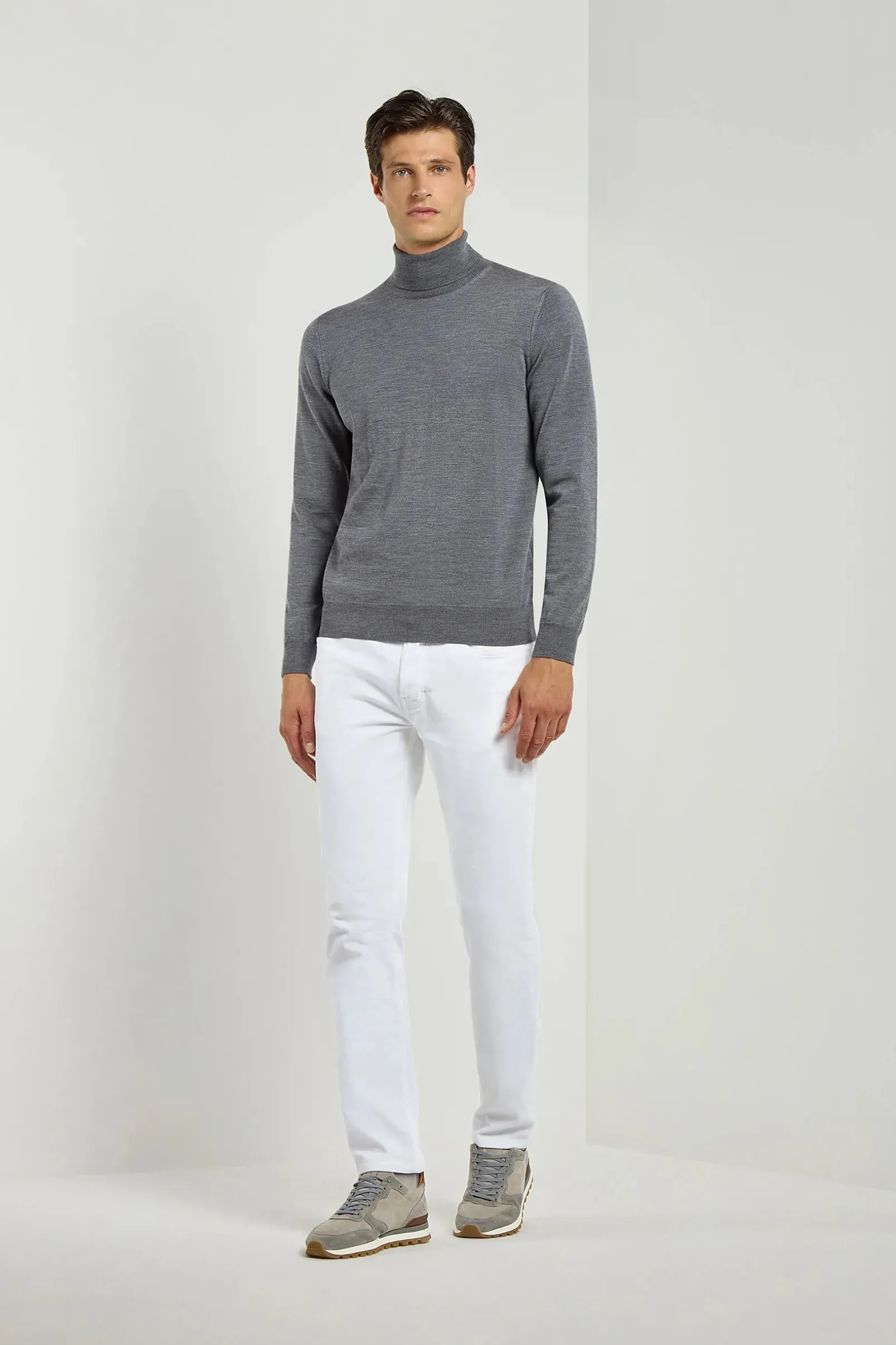 anthracite_merino_turtlen_2.webp Anthracite Merino Turtleneck – Made in Italy