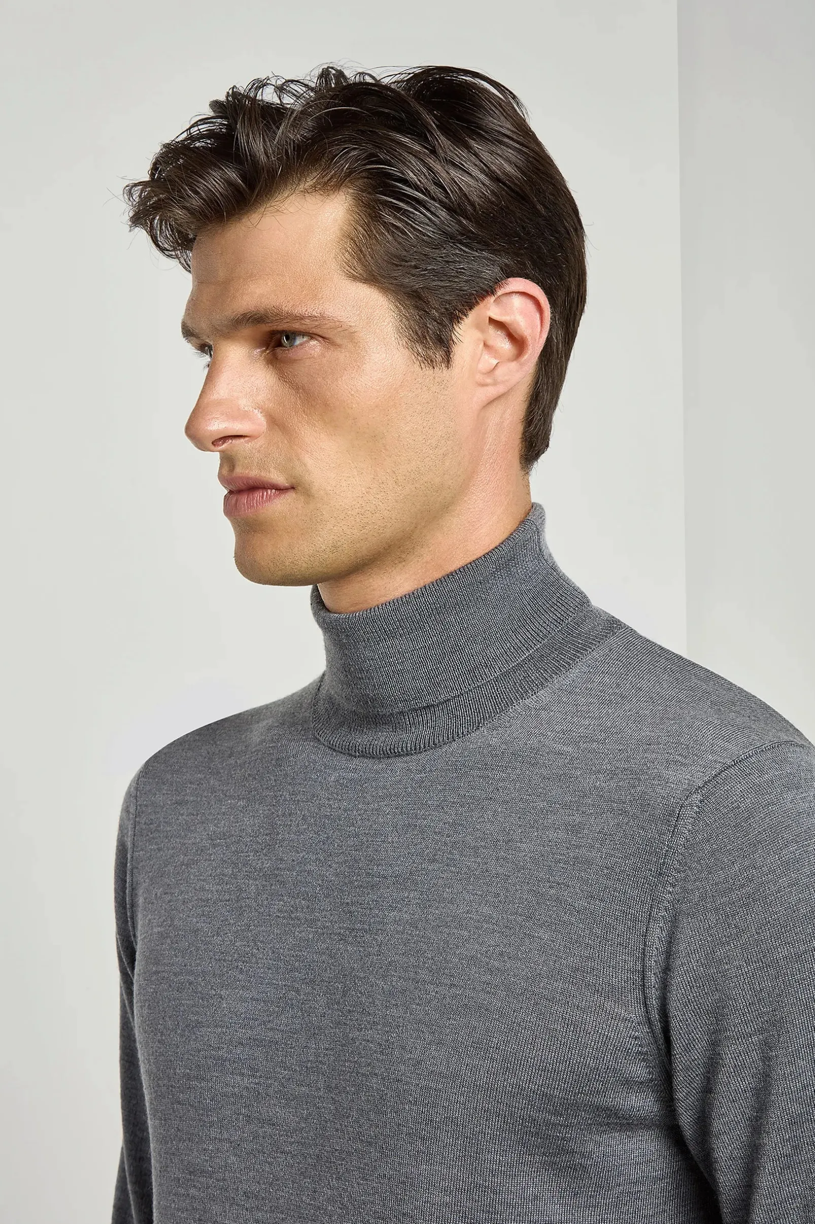 anthracite_merino_turtlen_3.webp Anthracite Merino Turtleneck – Made in Italy