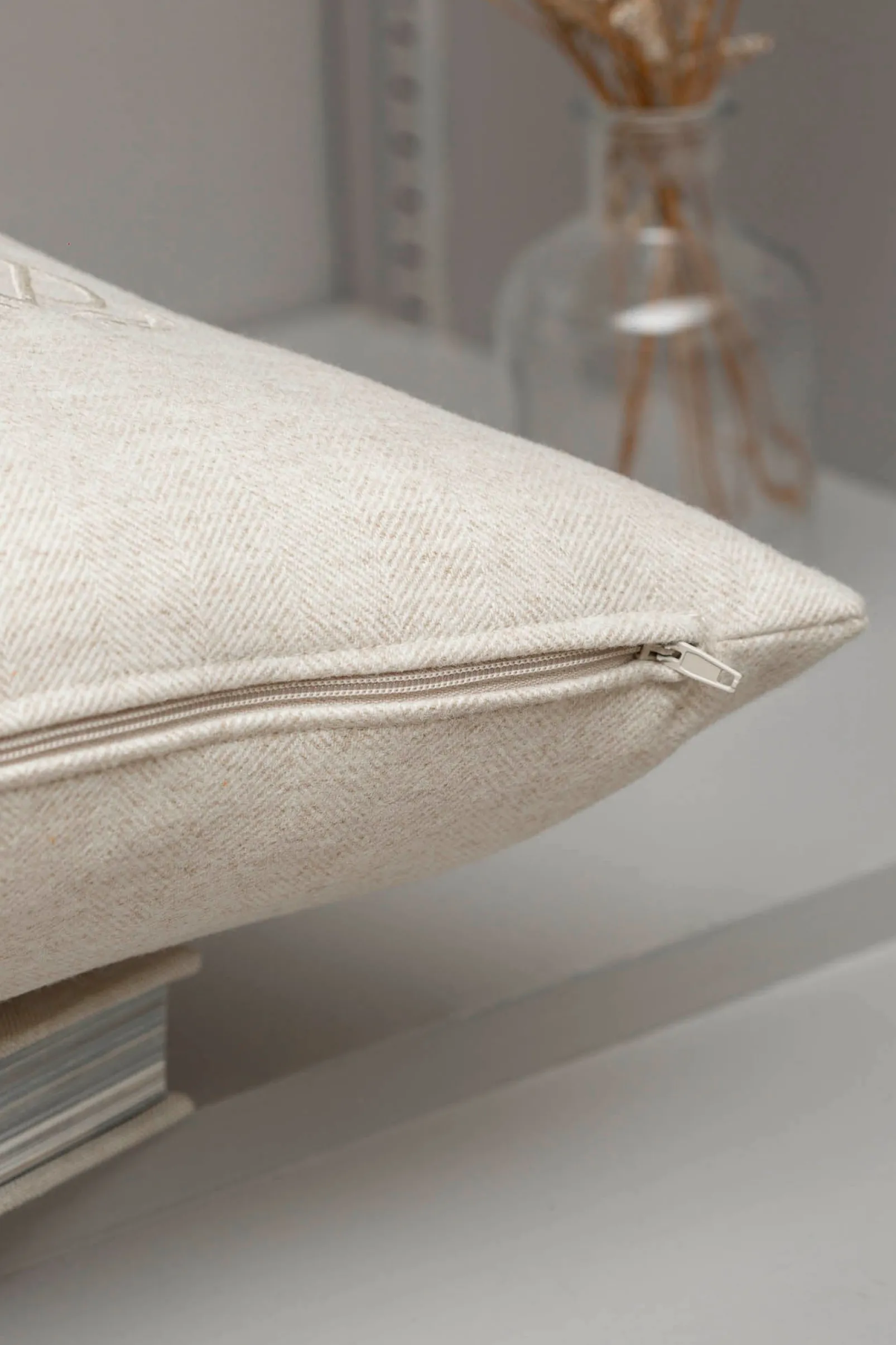 beige_herringbone_wool_cu_1.webp Beige herringbone wool cushion - Made in Italy