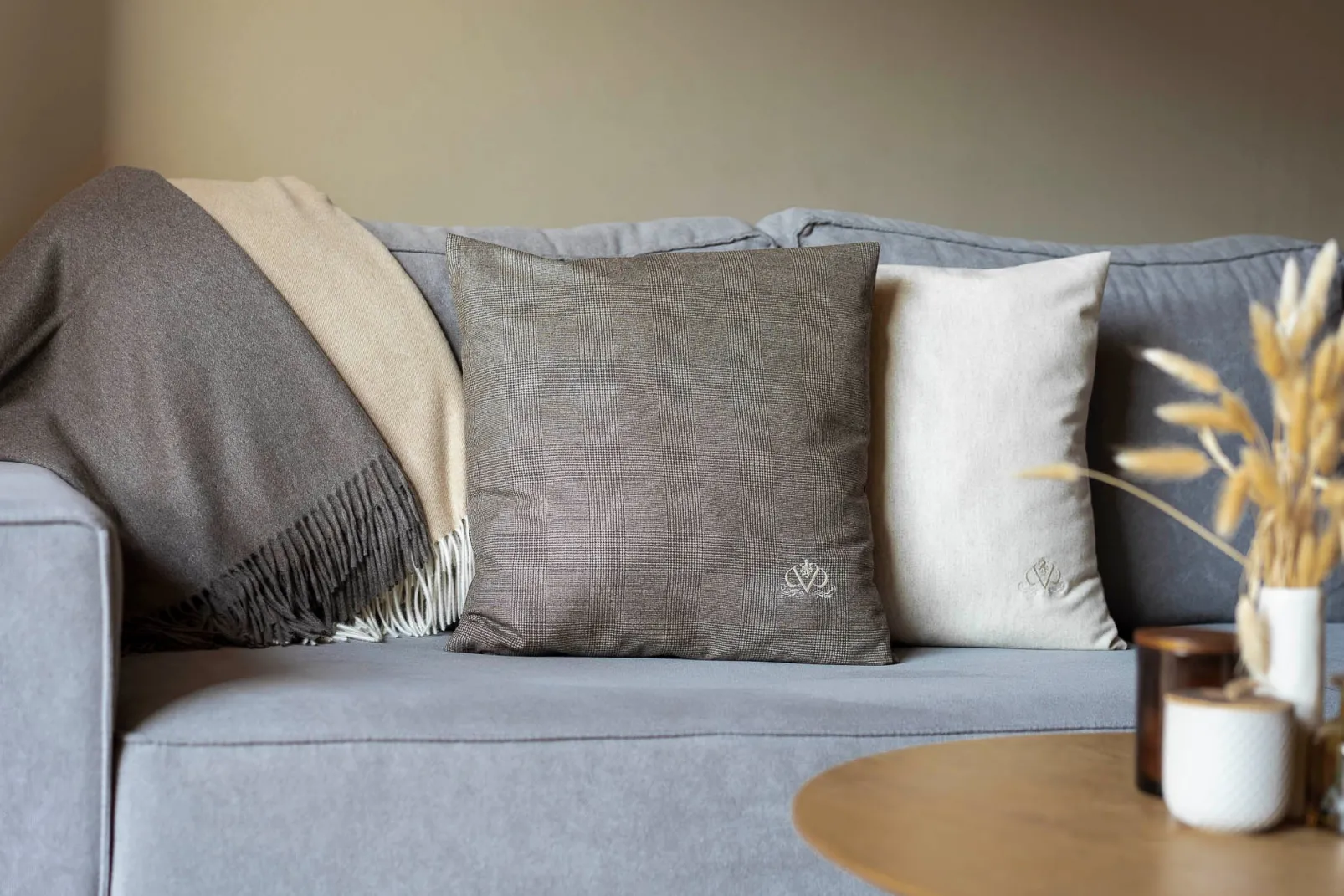 beige_herringbone_wool_cu_3.webp Beige herringbone wool cushion - Made in Italy