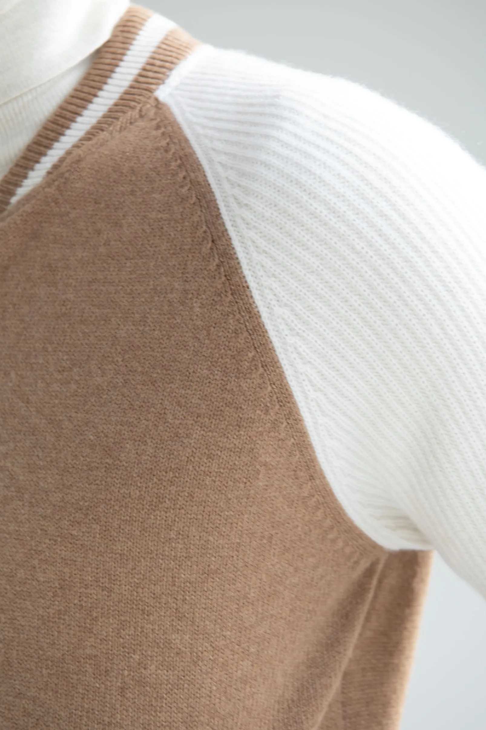 beige_knitted_college_bom_3.webp Beige knitted college bomber - Made in Italy
