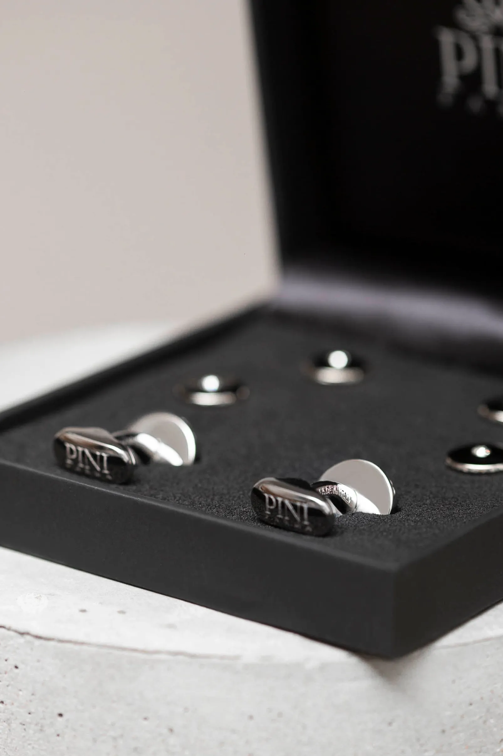 black_cufflinks_and_dress_1-1.webp Black cufflinks and dress studs set with Swarovski detail - Made in Italy