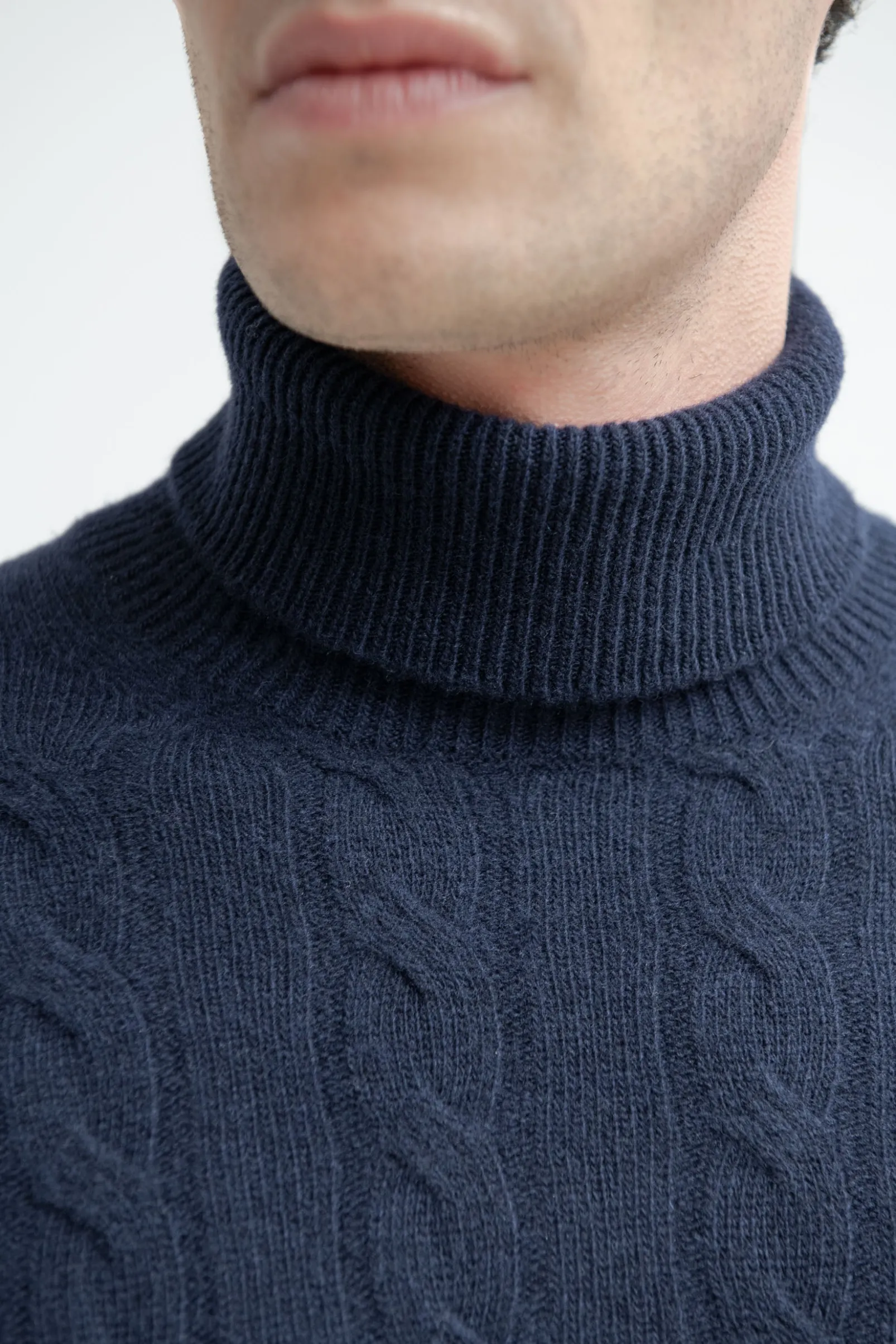 blue_cable_knit_turtlenec_2.webp Blue cable knit turtleneck – Made in Italy