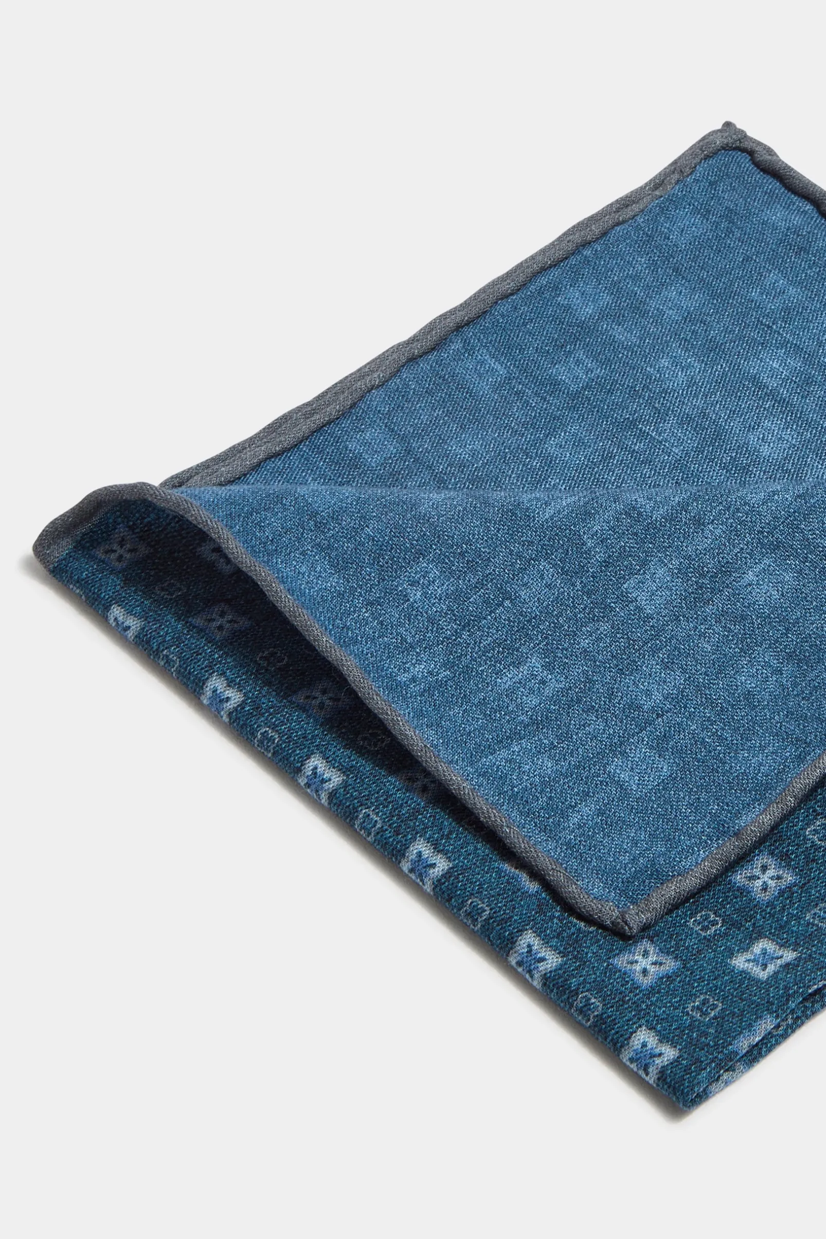 blue_fancy_reversible_poc_2.webp Blue fancy reversible pocket square - Made in Italy