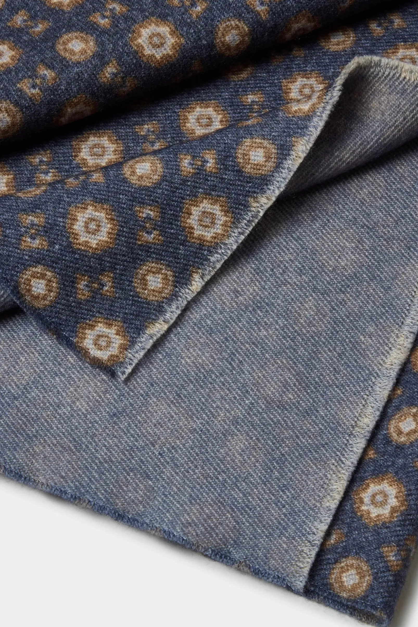 blue_fancy_reversible_sca_0.webp Blue fancy reversible scarf - Made in Italy