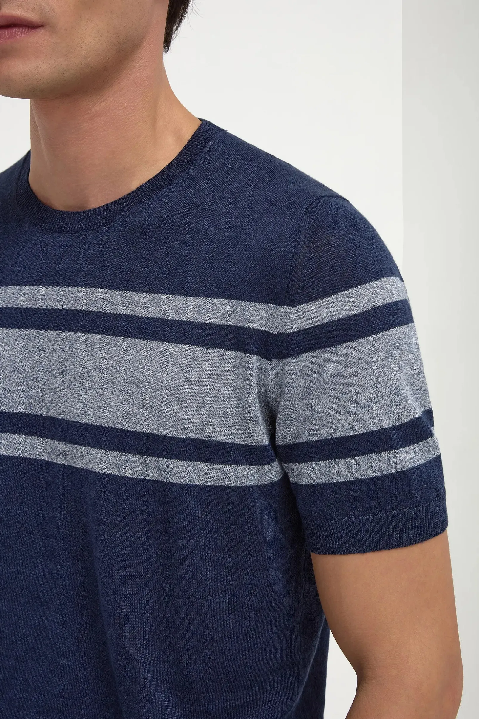 blue_striped_linen_tshirt_3.webp Blue striped linen t-shirt - Made in Italy
