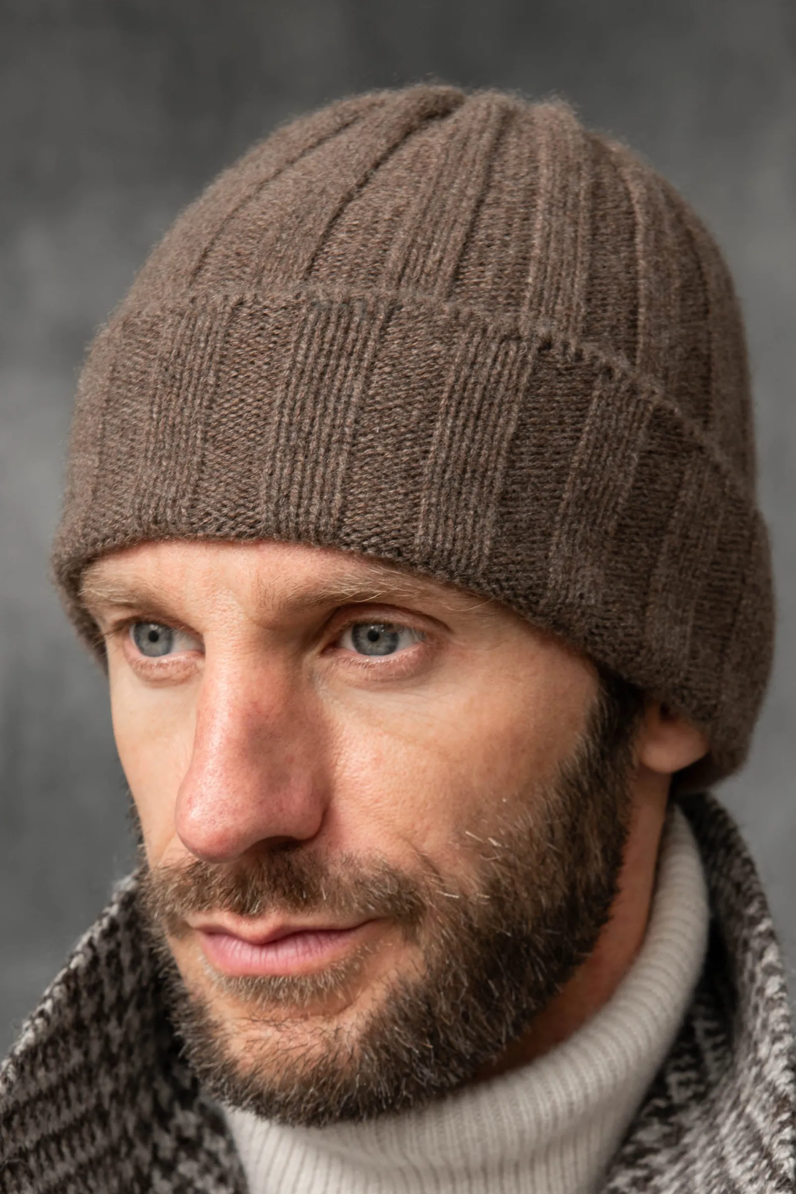 brown_cashmere_rib_knit_b_2.webp Brown Cashmere rib knit beanie - Made in Italy
