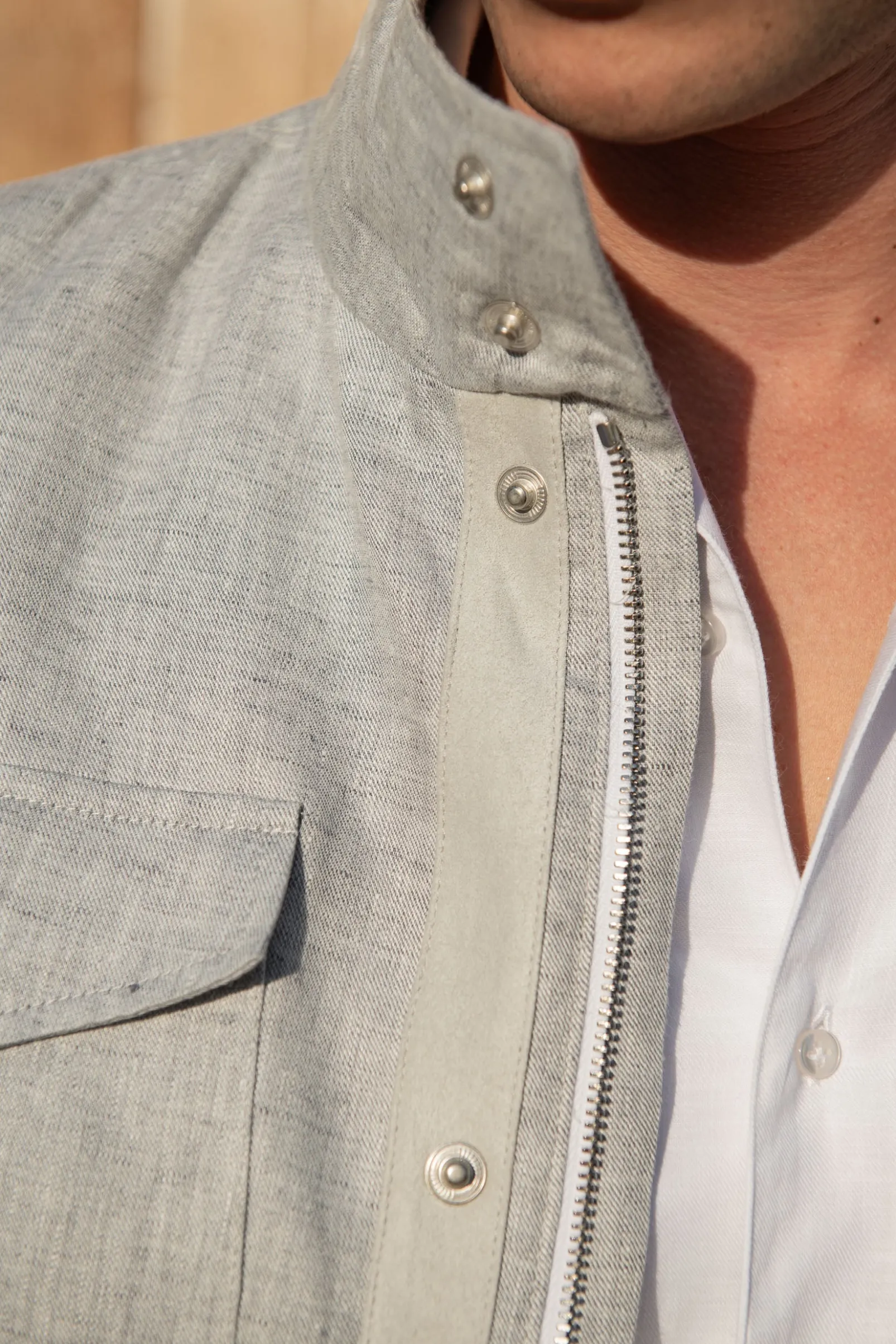 chalk_grey_linen_field_ja_3.webp Chalk grey linen field jacket – Made in Italy