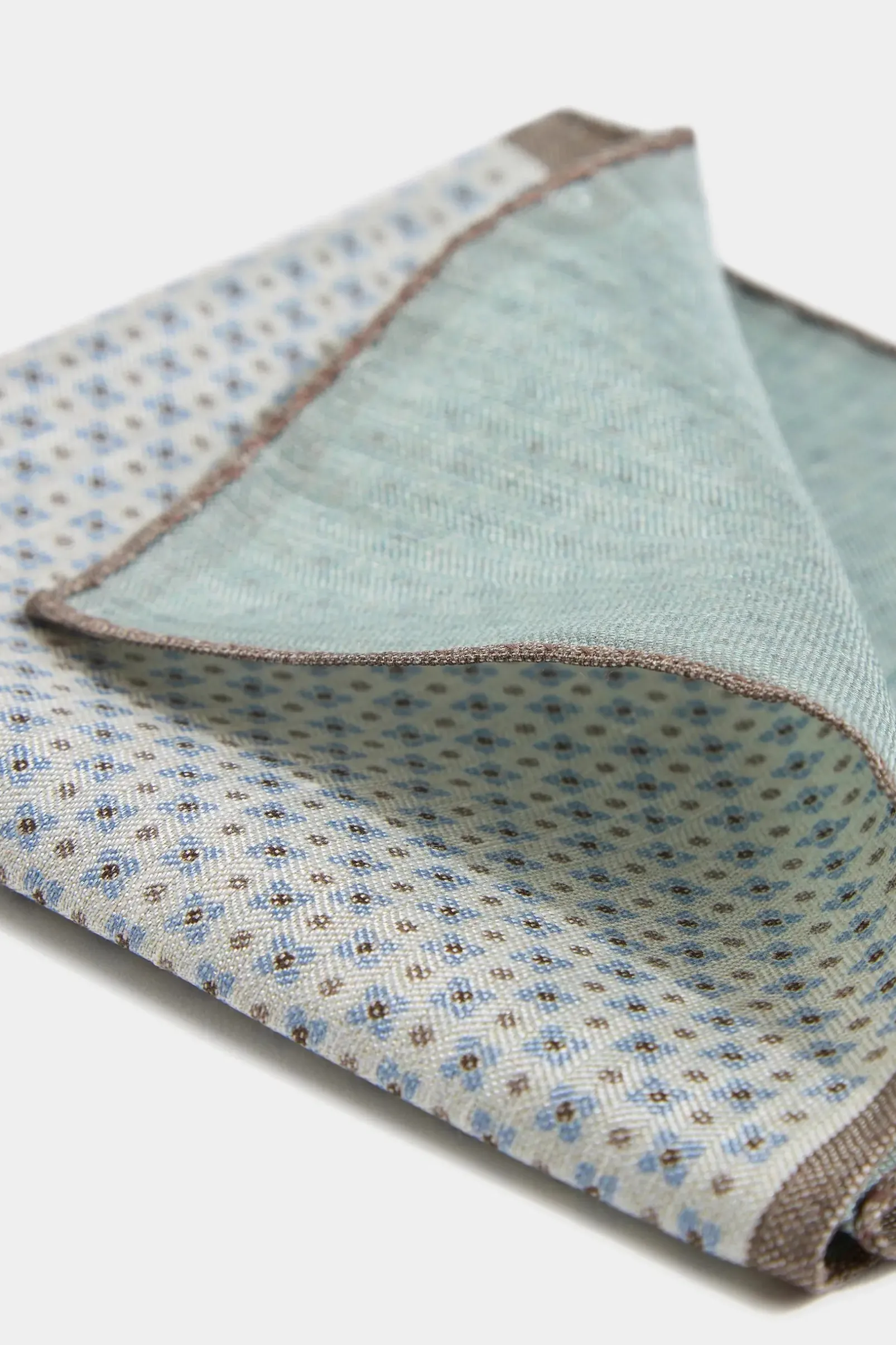 cream_micro_fancy_reversi_1.webp Cream micro fancy reversible pocket square - Made in Italy