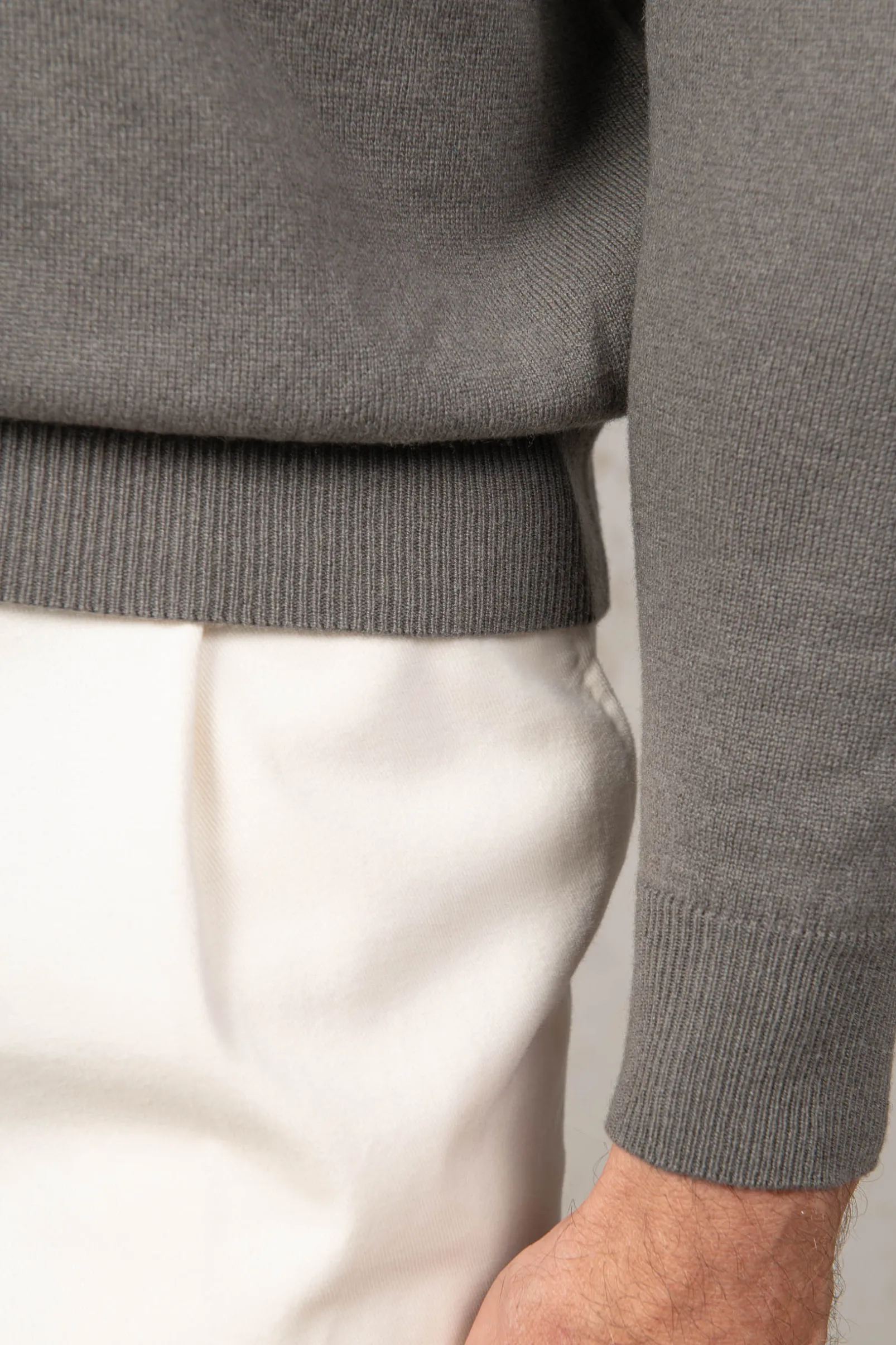 dark_taupe_cashmere_turtl_2.webp Dark taupe cashmere turtleneck – Made in italy