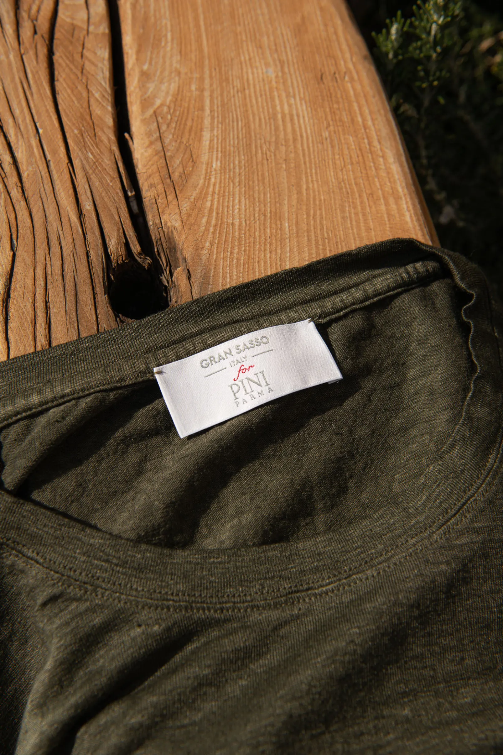 green_linen_tshirt__made__3.webp Green linen t-shirt - Made in Italy