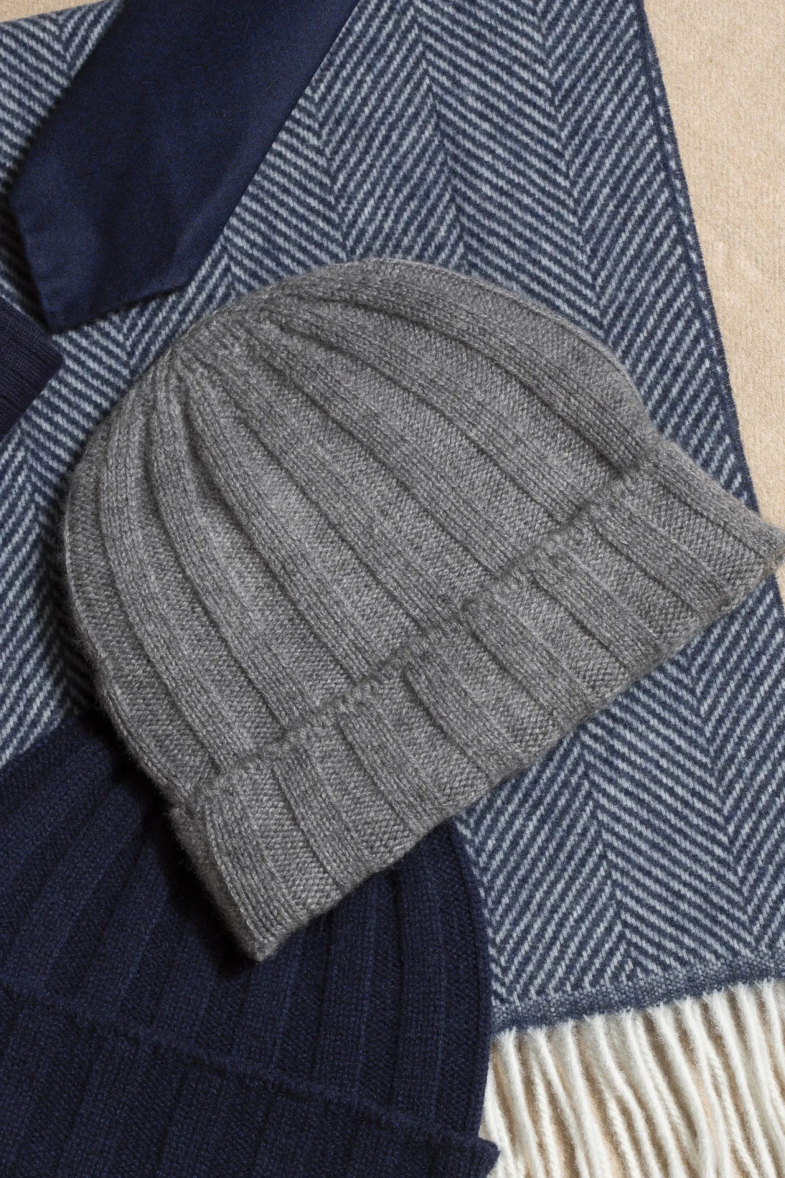 grey_cashmere_rib_knit_be_1.webp Grey Cashmere rib knit beanie - Made in Italy