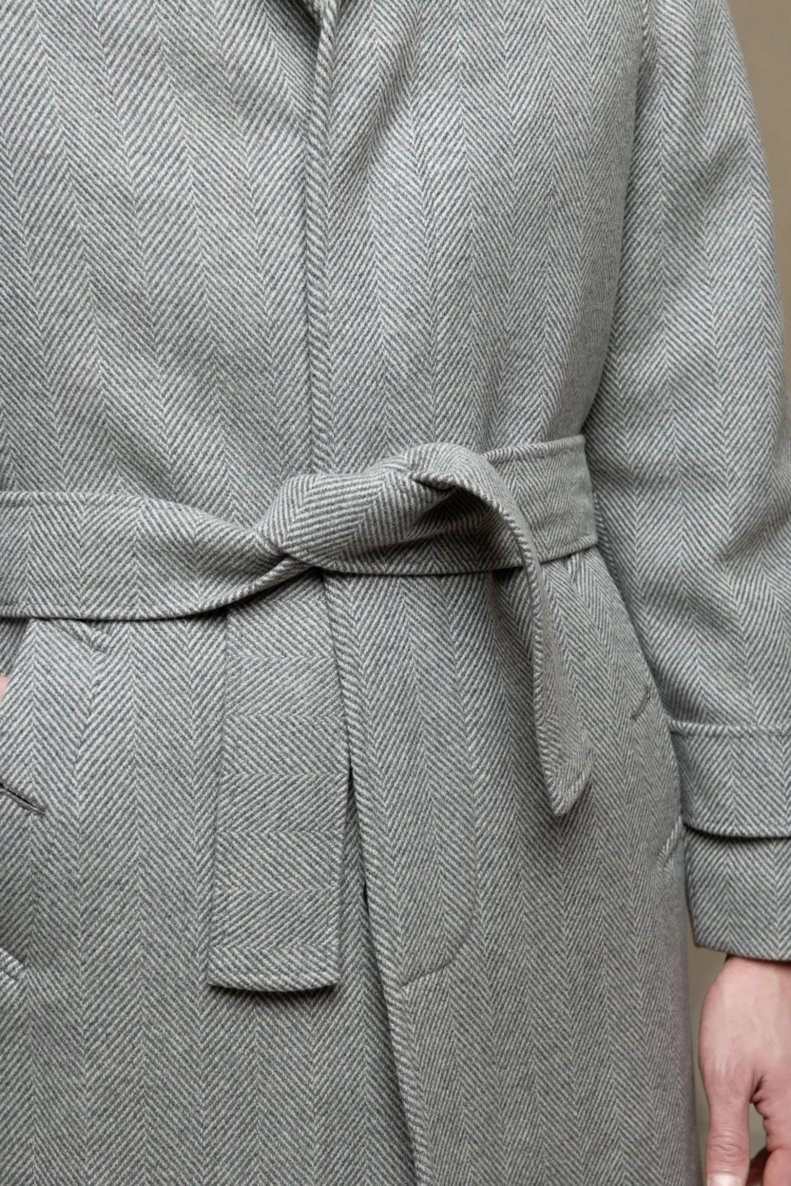 grey_herringbone_raglan_c_3.webp Grey herringbone Raglan coat – Made in Italy