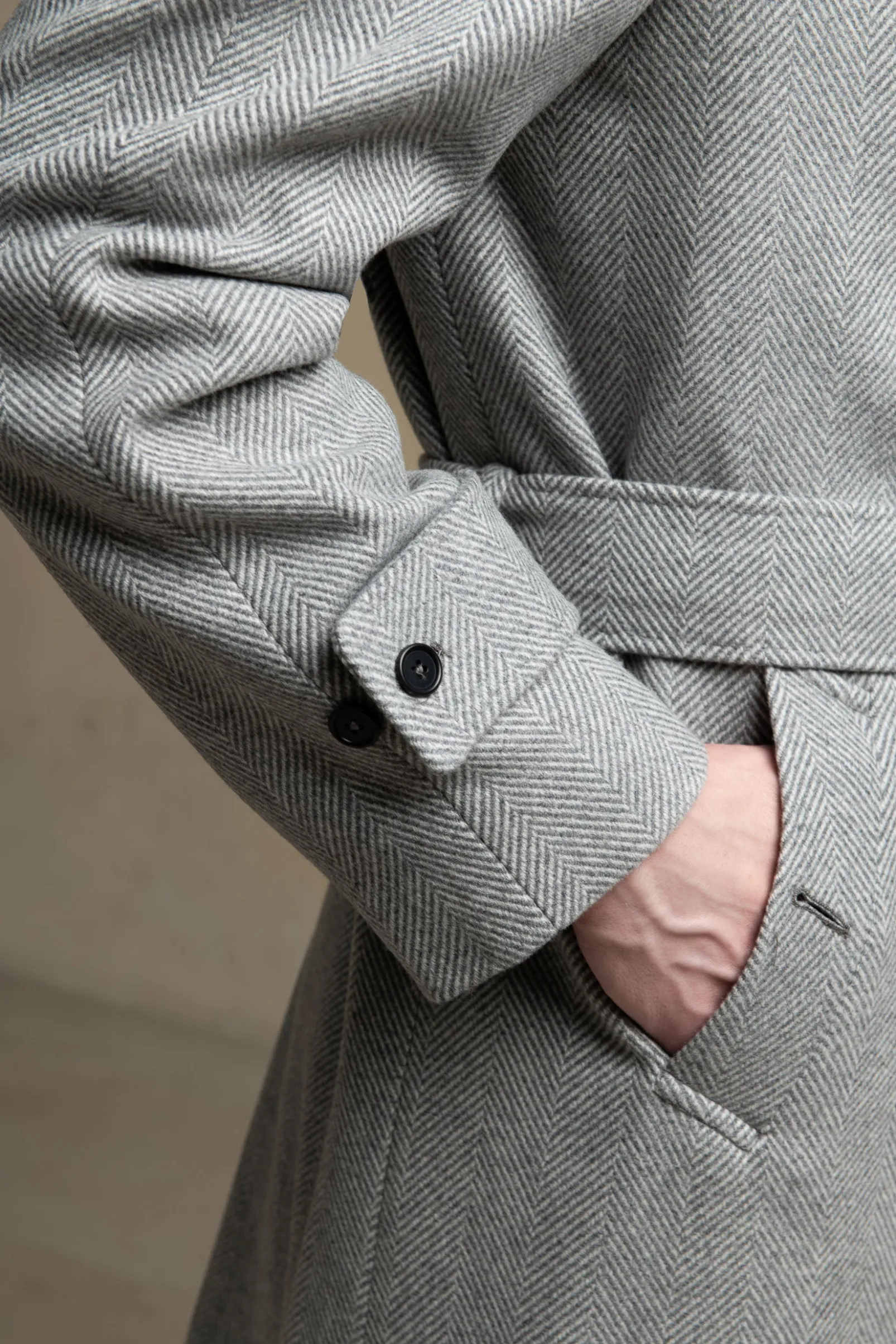 grey_herringbone_raglan_c_4.webp Grey herringbone Raglan coat – Made in Italy