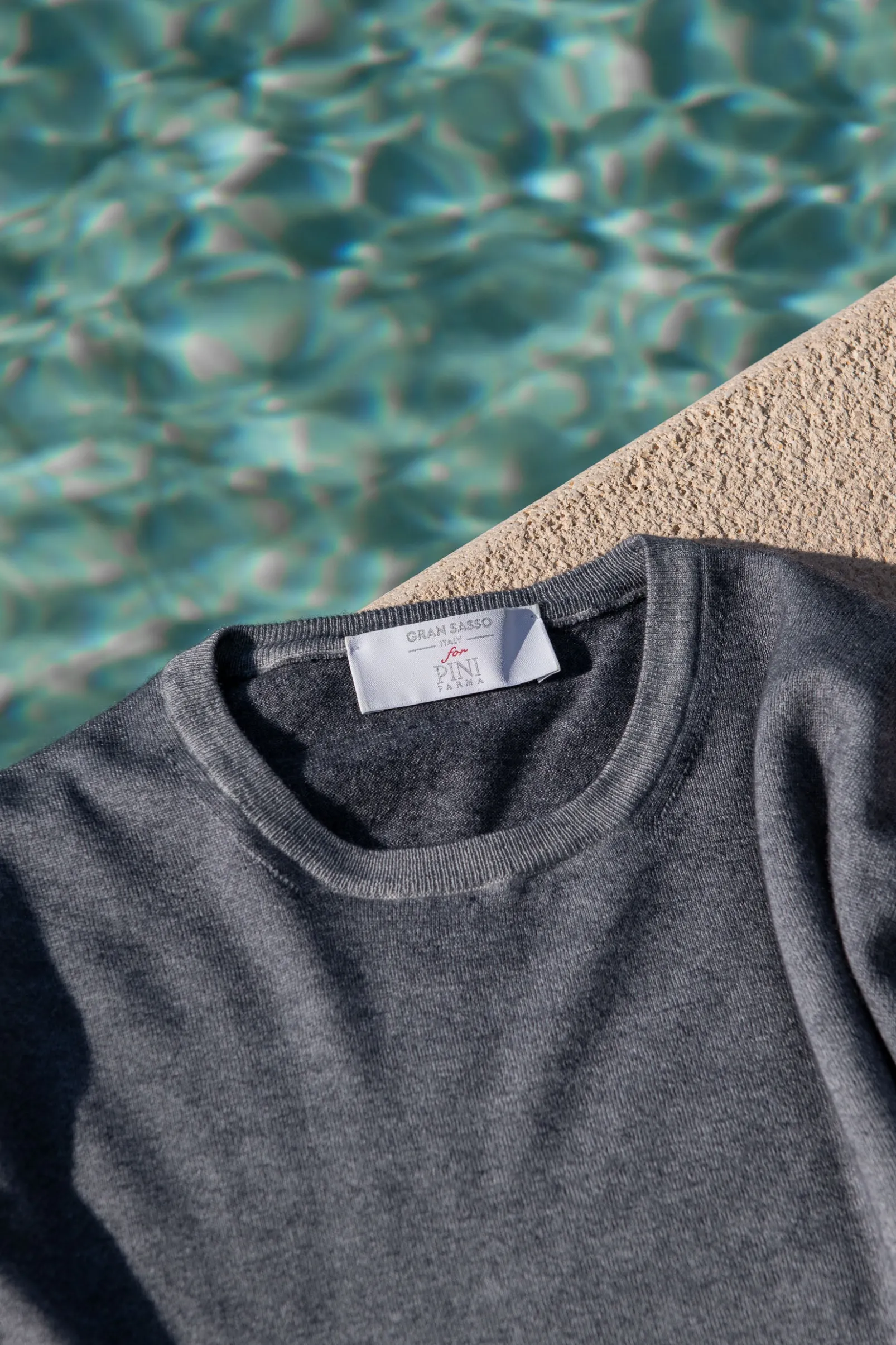 grey_superlight_cashmere__3.webp Grey superlight cashmere round neck – Made in italy