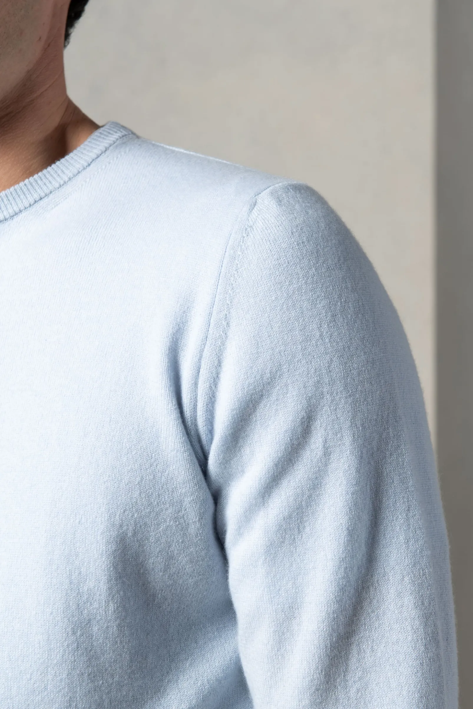 light_blue_cashmere_round_1.webp Light blue cashmere round neck – Made in italy