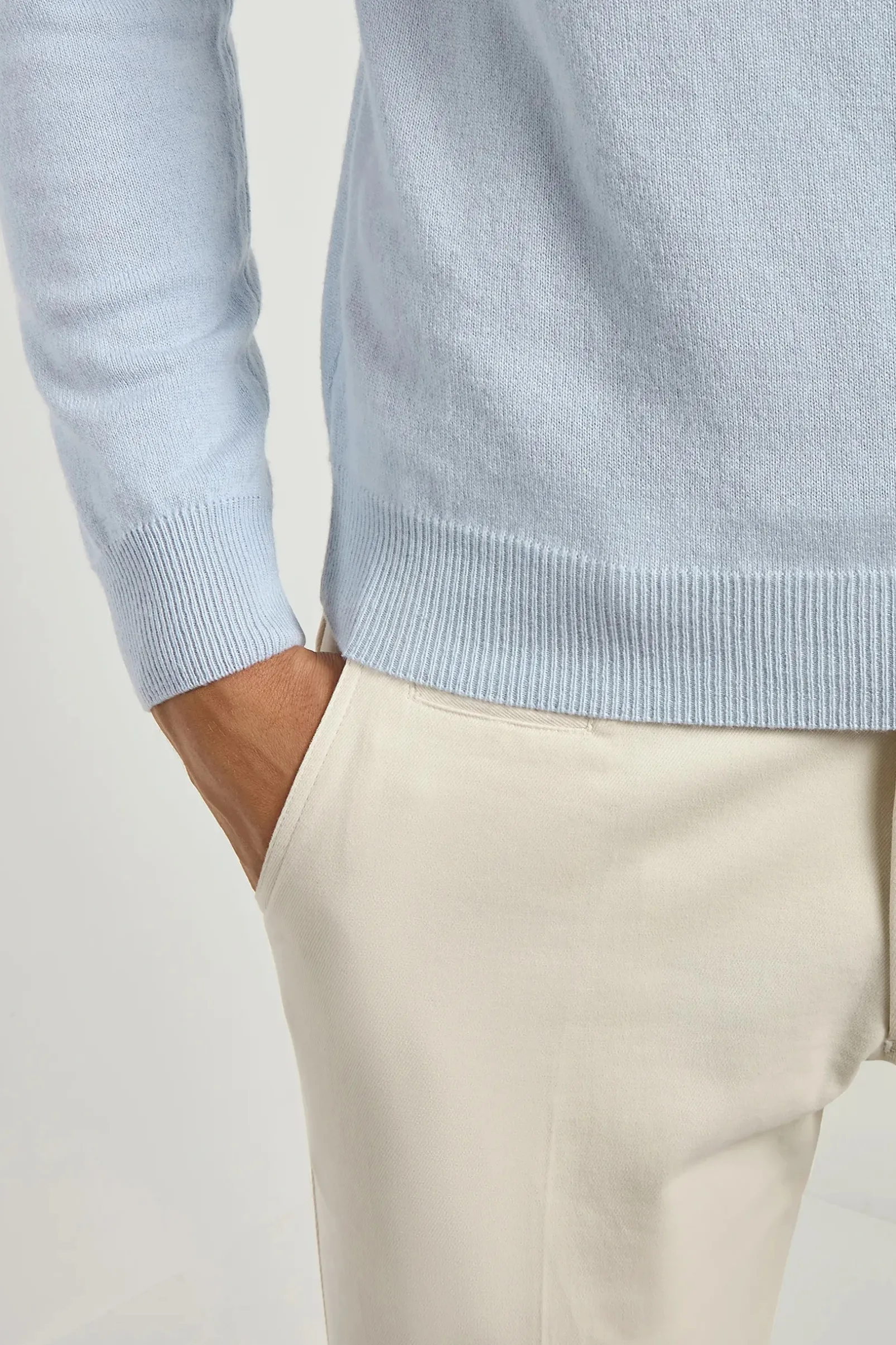 light_blue_cashmere_turtl_1.webp Light blue cashmere turtleneck – Made in italy