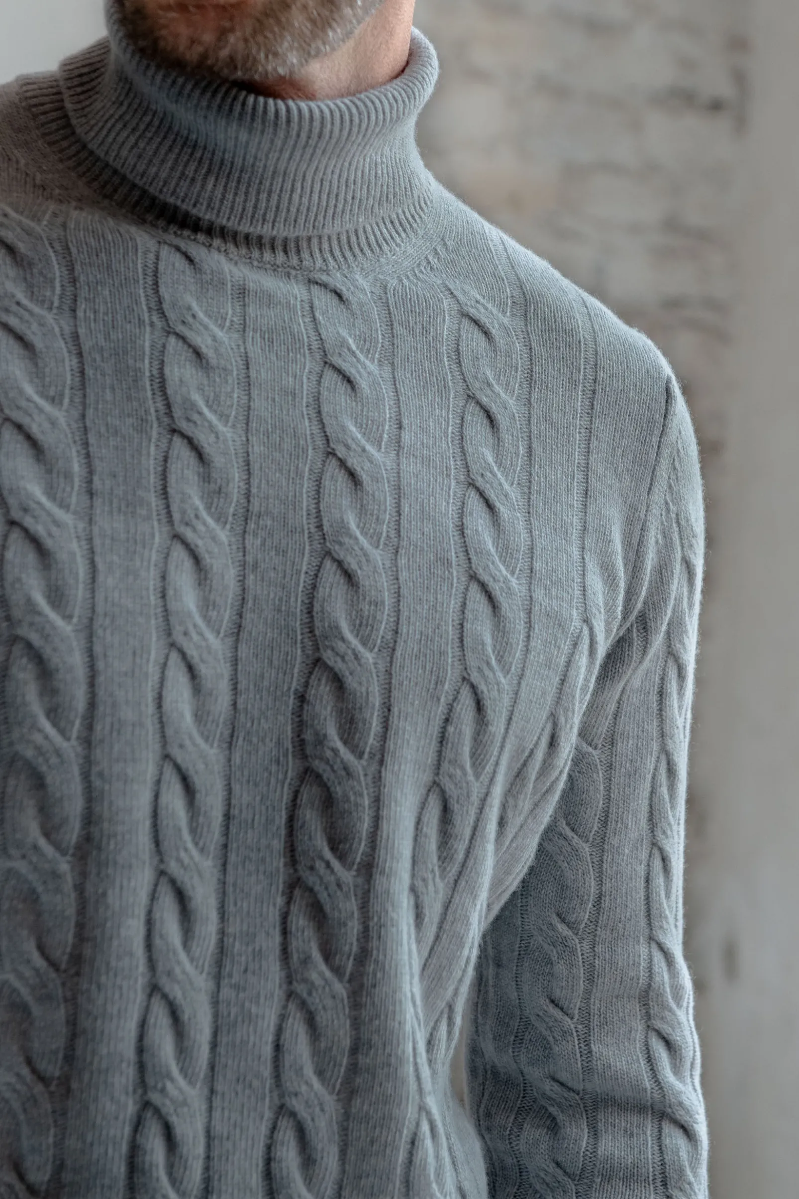 mid_grey_cable_knit_turtl_1.webp Mid grey cable knit turtleneck – Made in Italy