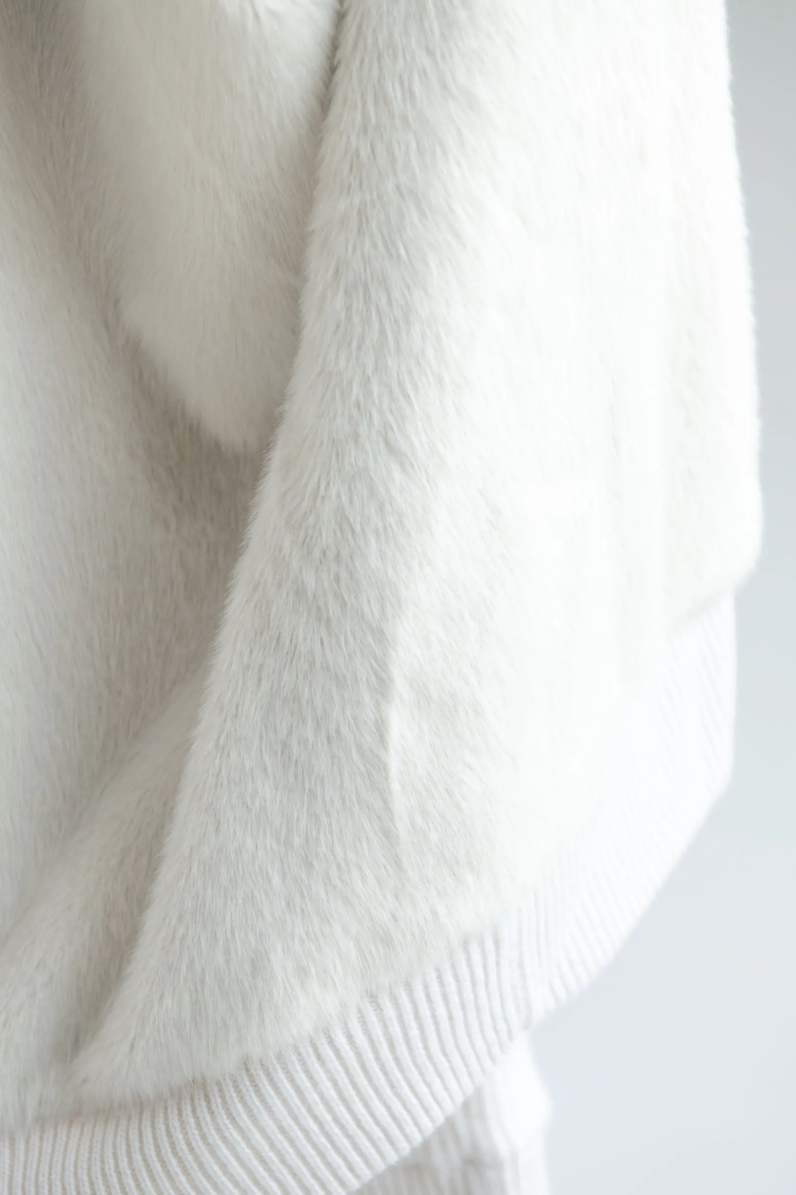 offwhite_cashmere_knitted_1.webp Off-white cashmere knitted bomber with fur - Made in Italy