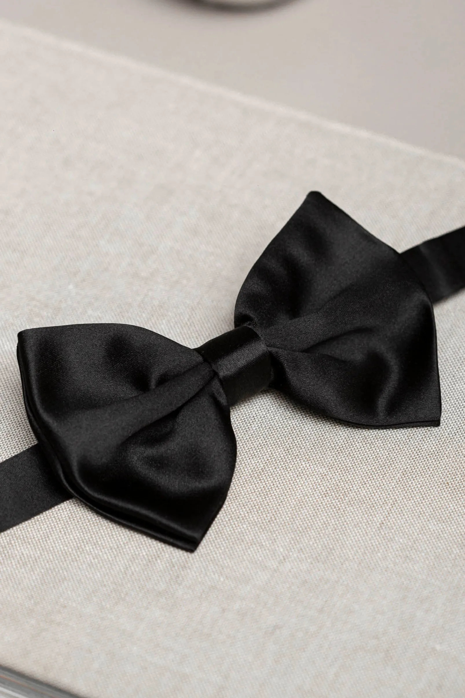 pretied_black_silk_bow_ti_0.webp Pre-tied black silk bow tie - Made In Italy