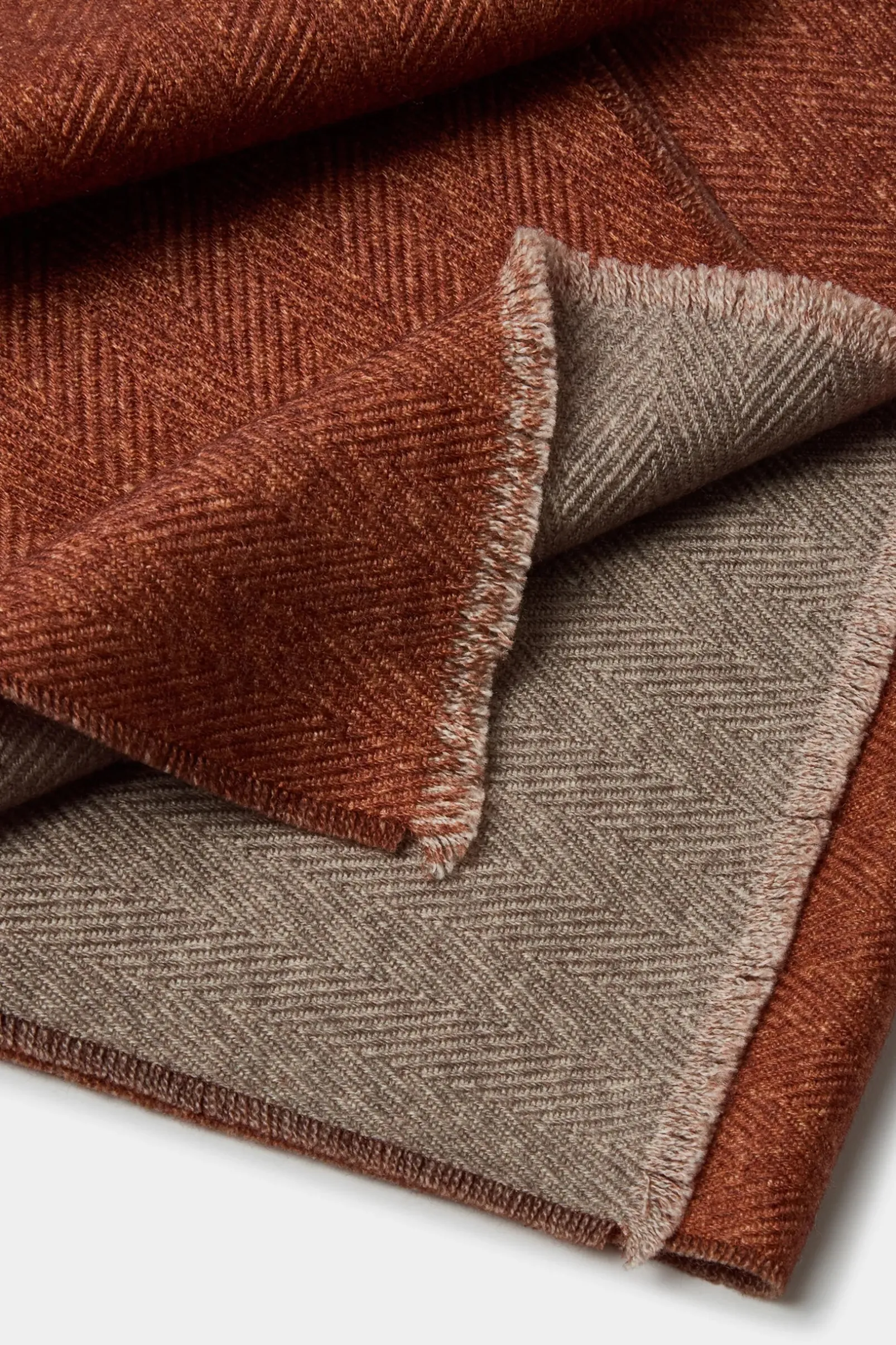 rusty_and_taupe_reversibl_1.webp Rusty and taupe reversible herringbone scarf - Made in Italy