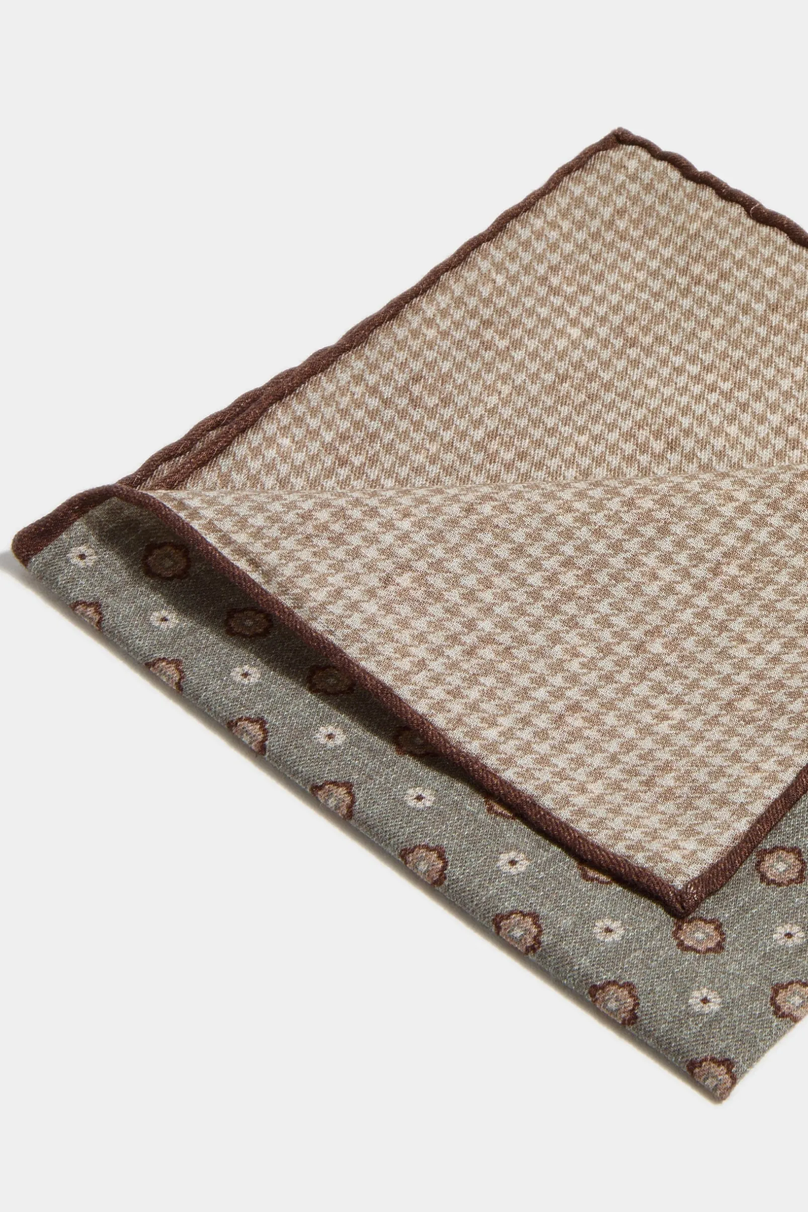sage_fancy_reversible_poc_2.webp Sage fancy reversible pocket square - Made in Italy