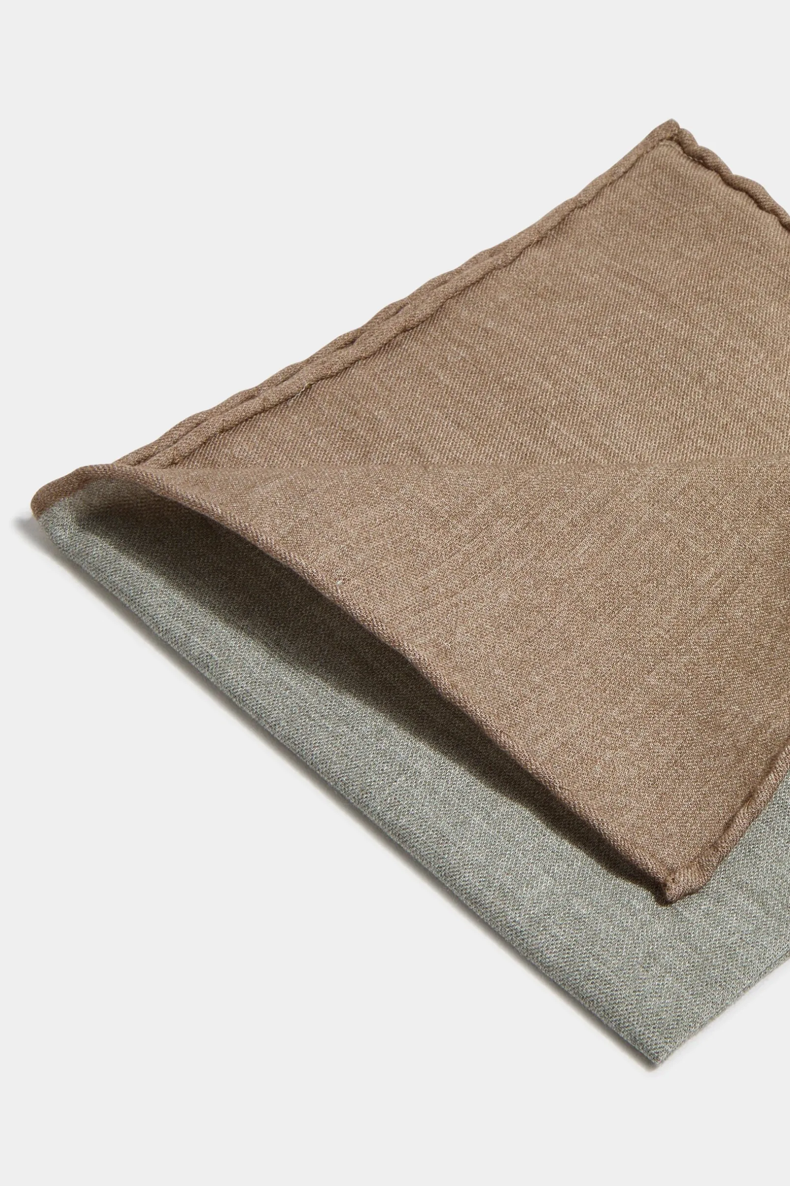 sage_reversible_pocket_sq_1-1.webp Sage reversible pocket square - Made in Italy