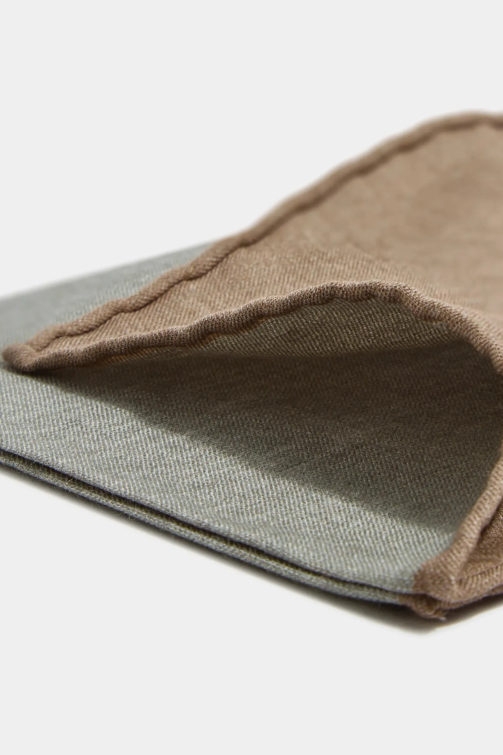 sage_reversible_pocket_sq_2-1.webp Sage reversible pocket square - Made in Italy
