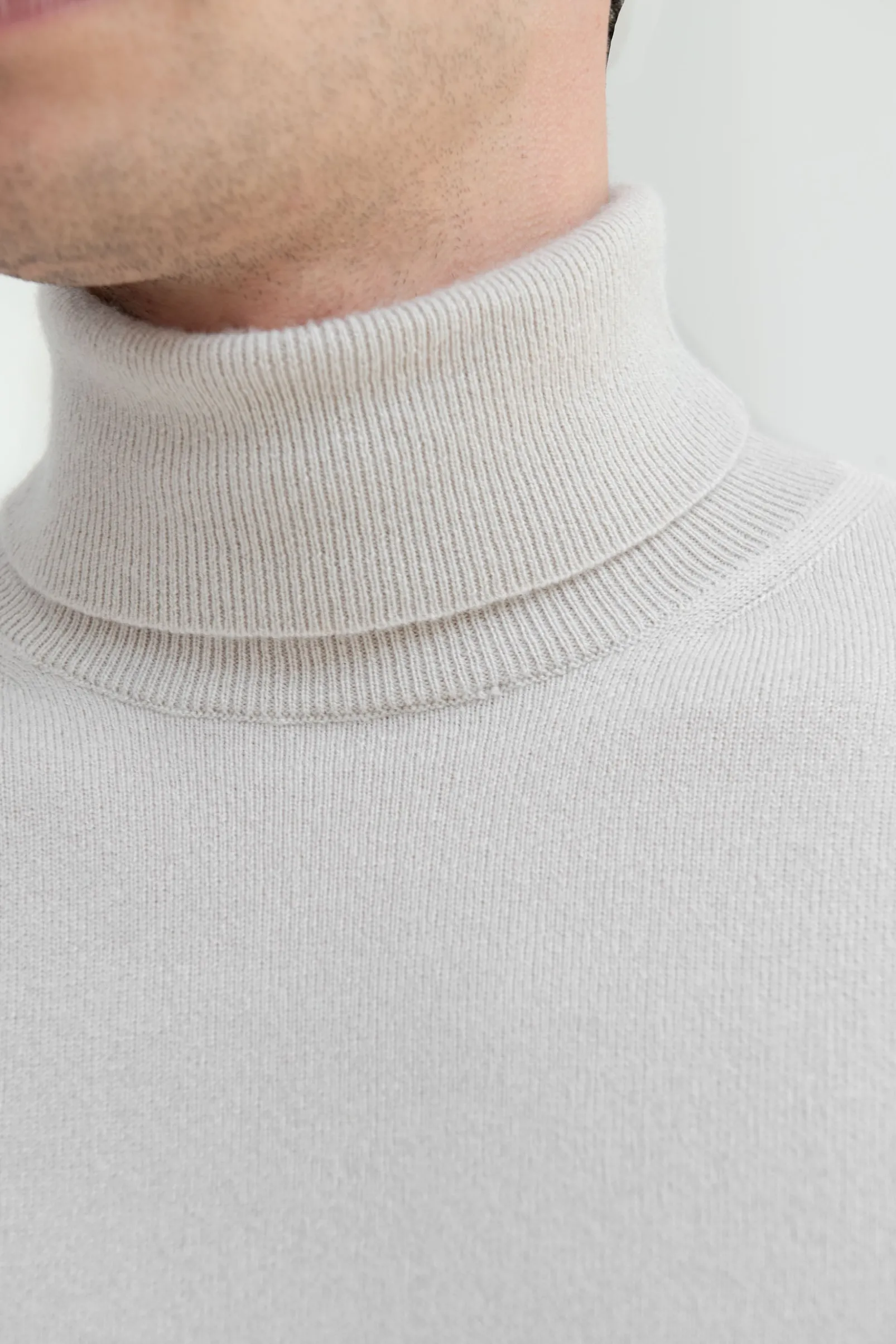 sand_cashmere_turtleneck__3.webp Sand cashmere turtleneck - Made in italy
