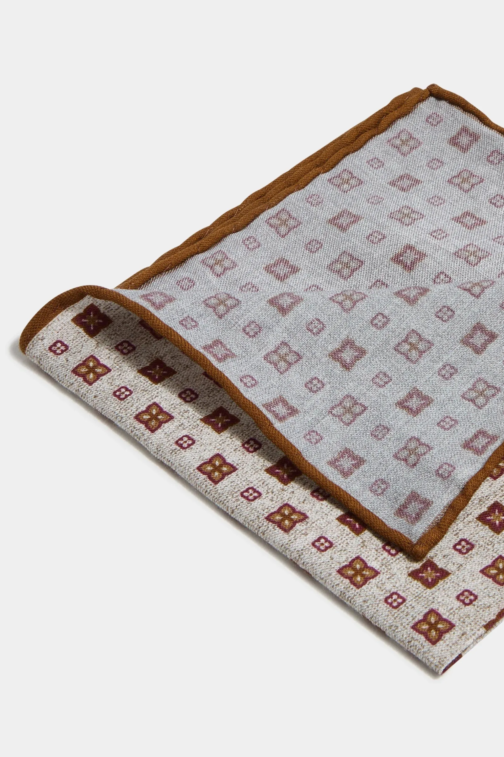 sand_fancy_reversible_poc_1.webp Sand fancy reversible pocket square - Made in Italy