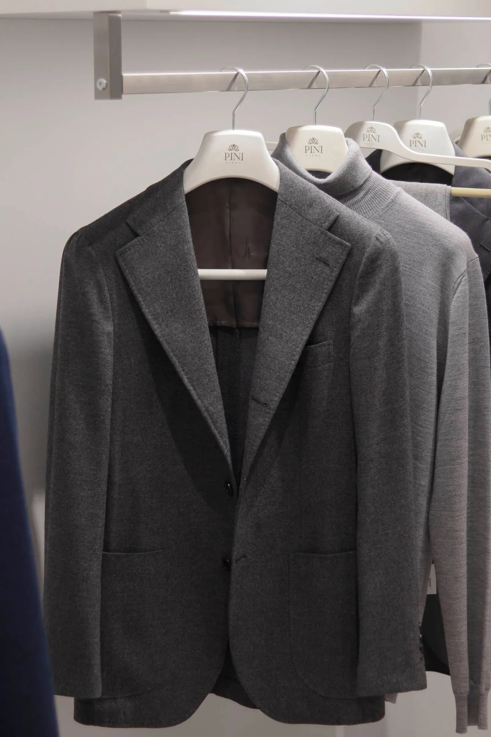 suit_hanger_2.webp Suit hanger