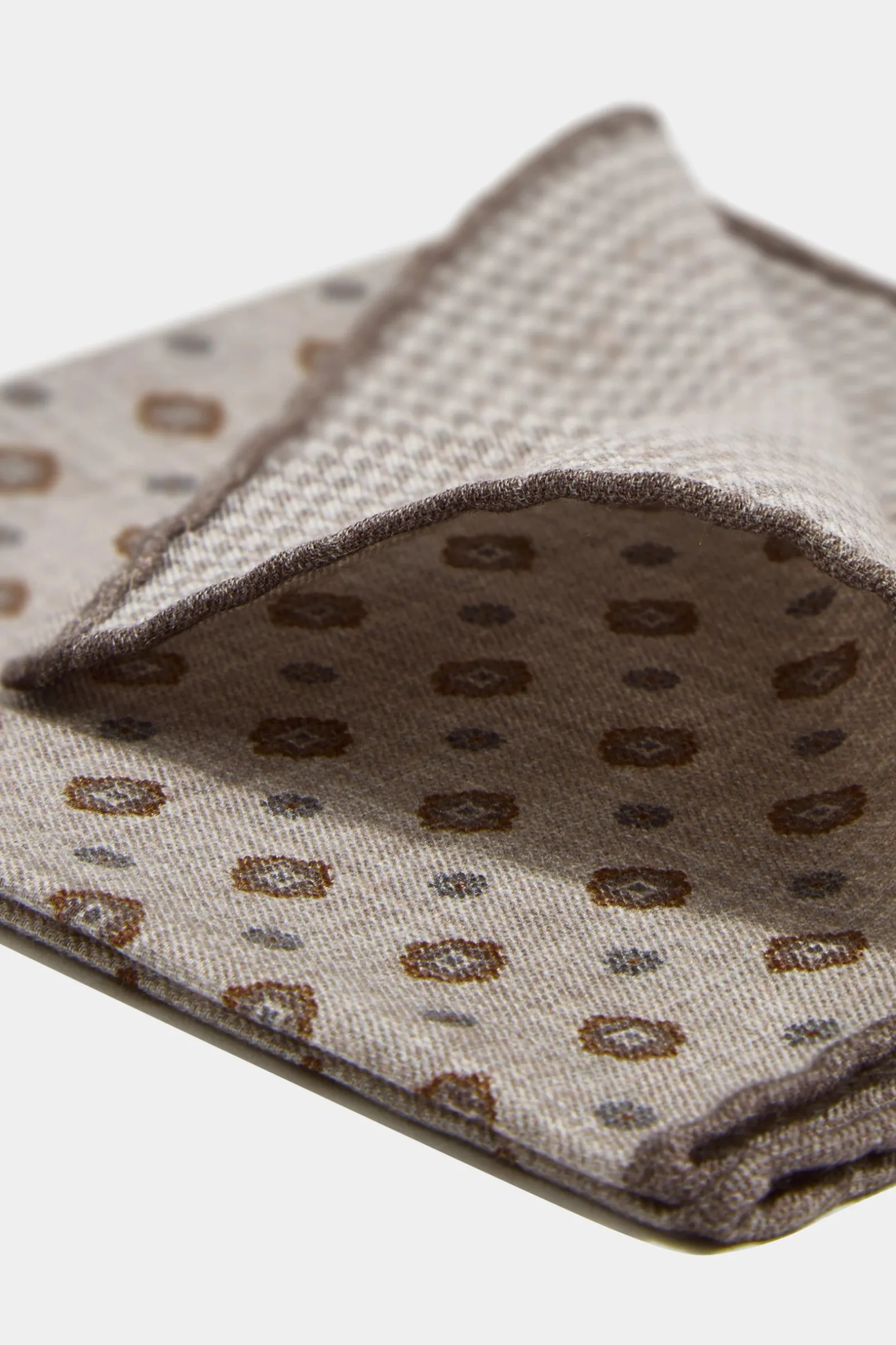 taupe_fancy_reversible_po_1.webp Taupe fancy reversible pocket square - Made in Italy