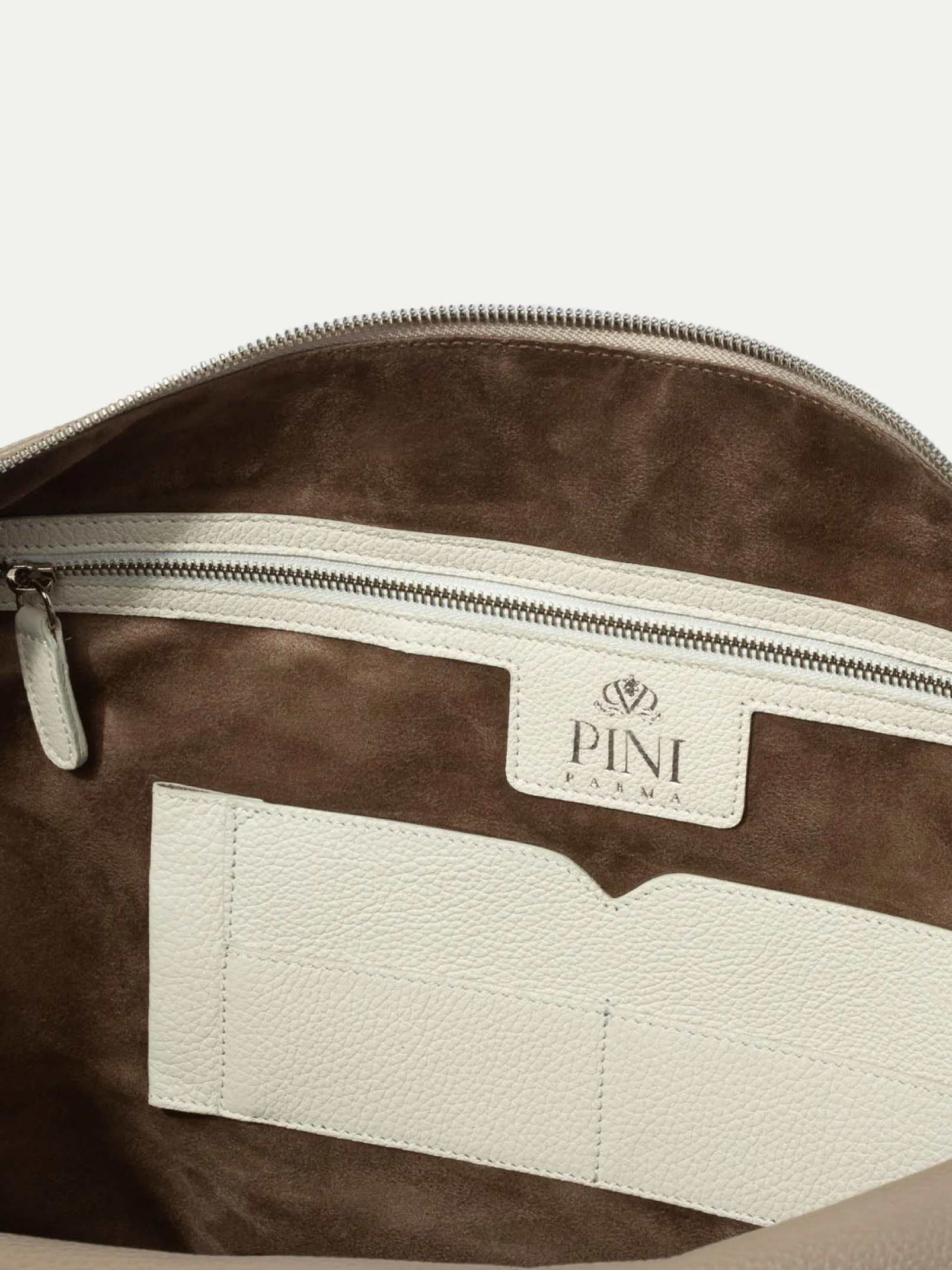 taupe_leather_weekender_b_4.webp Taupe leather weekender bag - Made in Italy