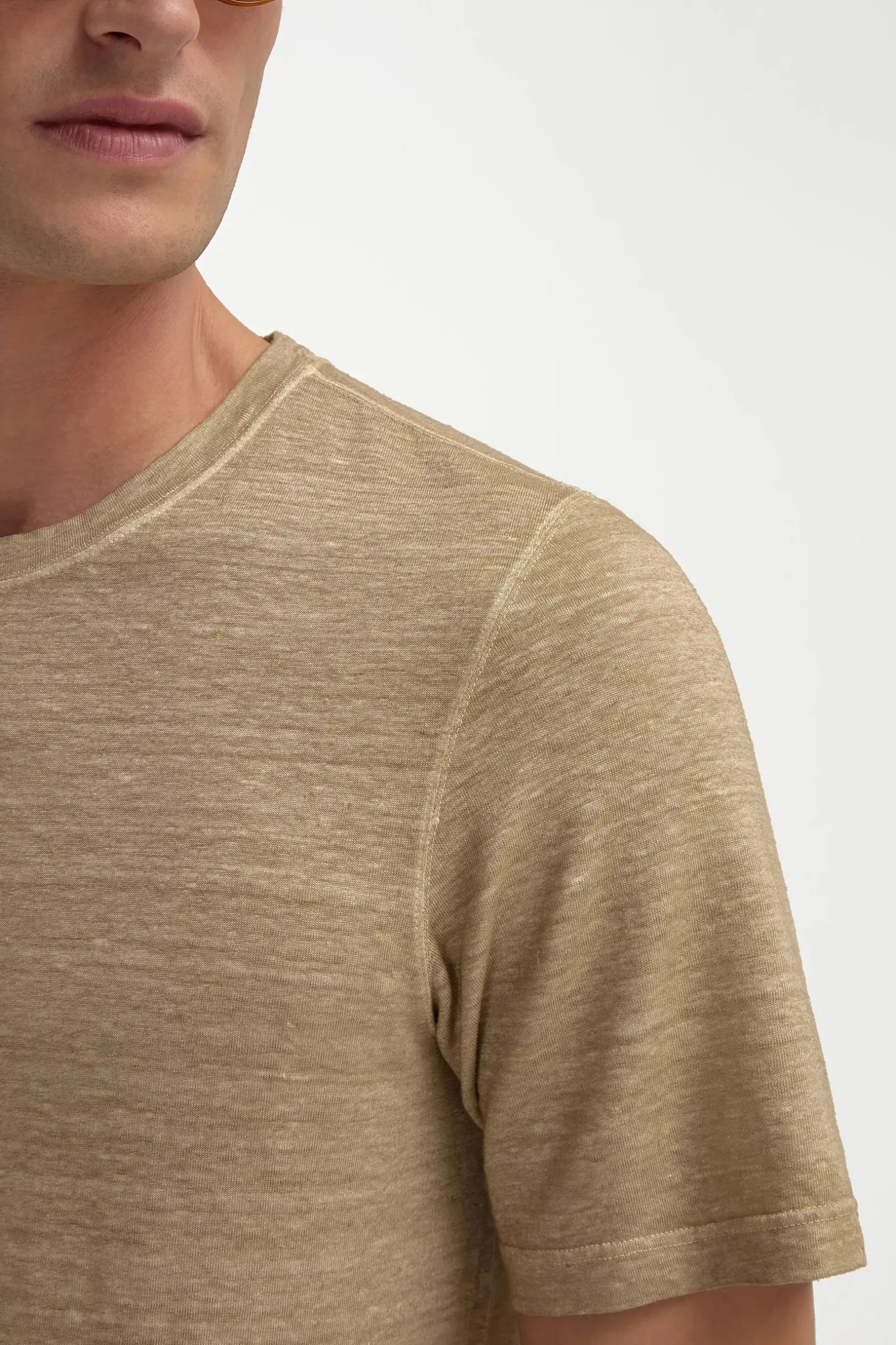 taupe_linen_tshirt__made__1.webp Taupe linen t-shirt - Made in Italy