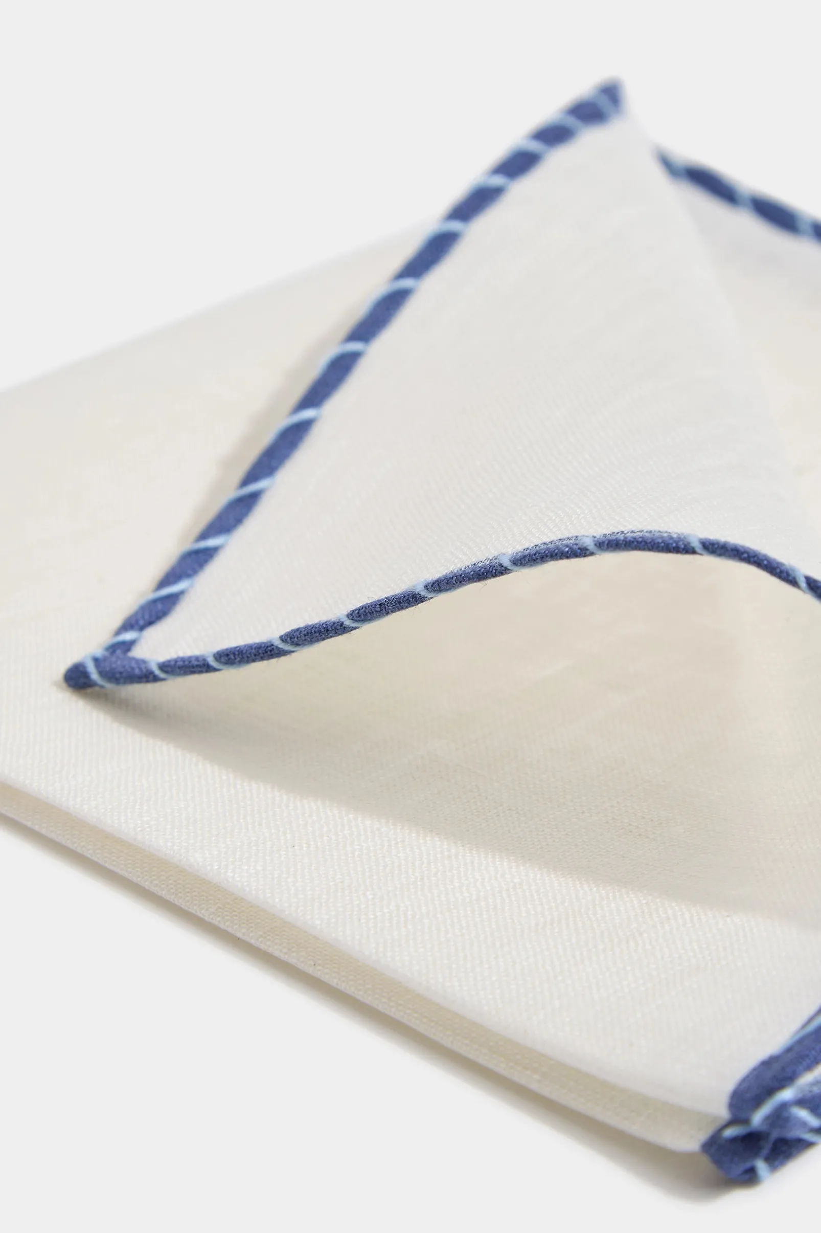 white_linen_pocket_square_2-3.webp White linen pocket square with blue and light blue edges - Made in Italy